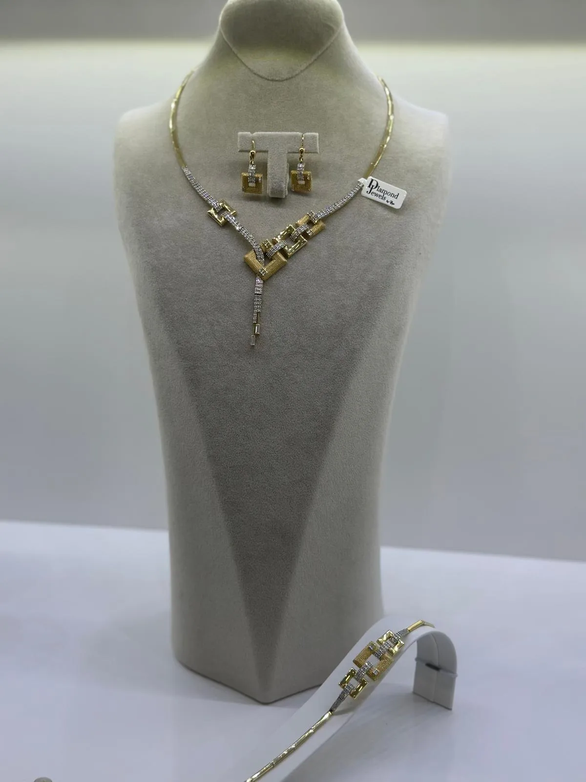 Goldenes Collier mit passenden Ohrringen und Armband