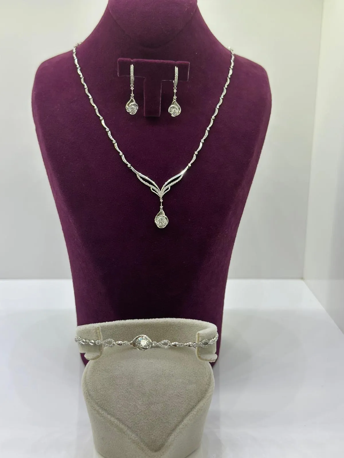 Weißgold-Collier mit Tropfenanhänger und passenden Ohrhängern