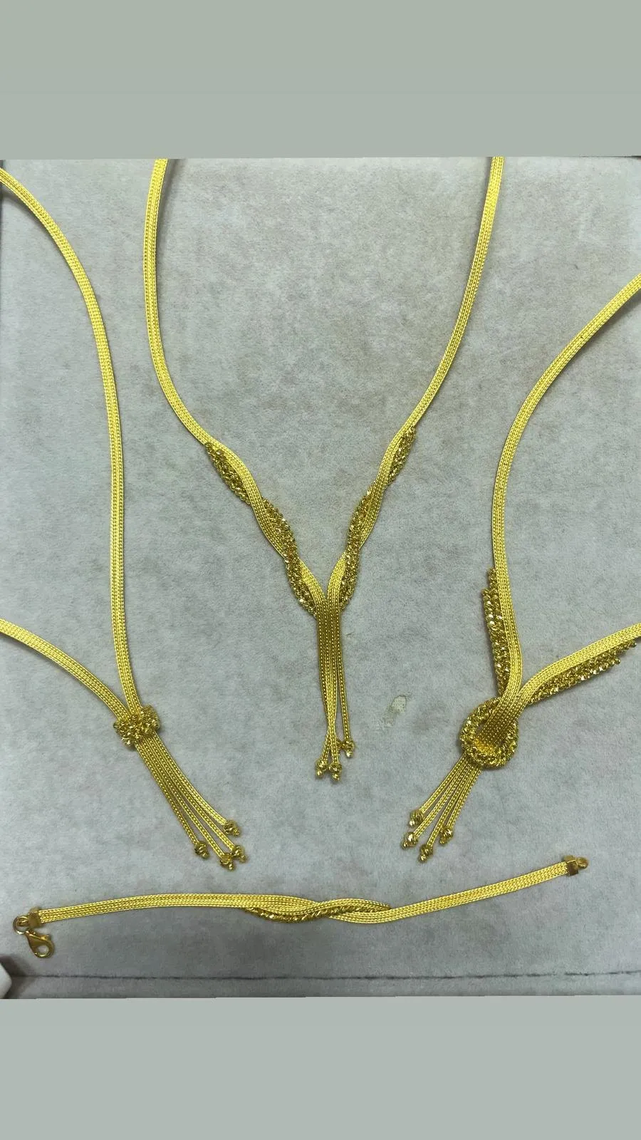 Zwei Colliers und ein Armband aus 22 Karat Gold