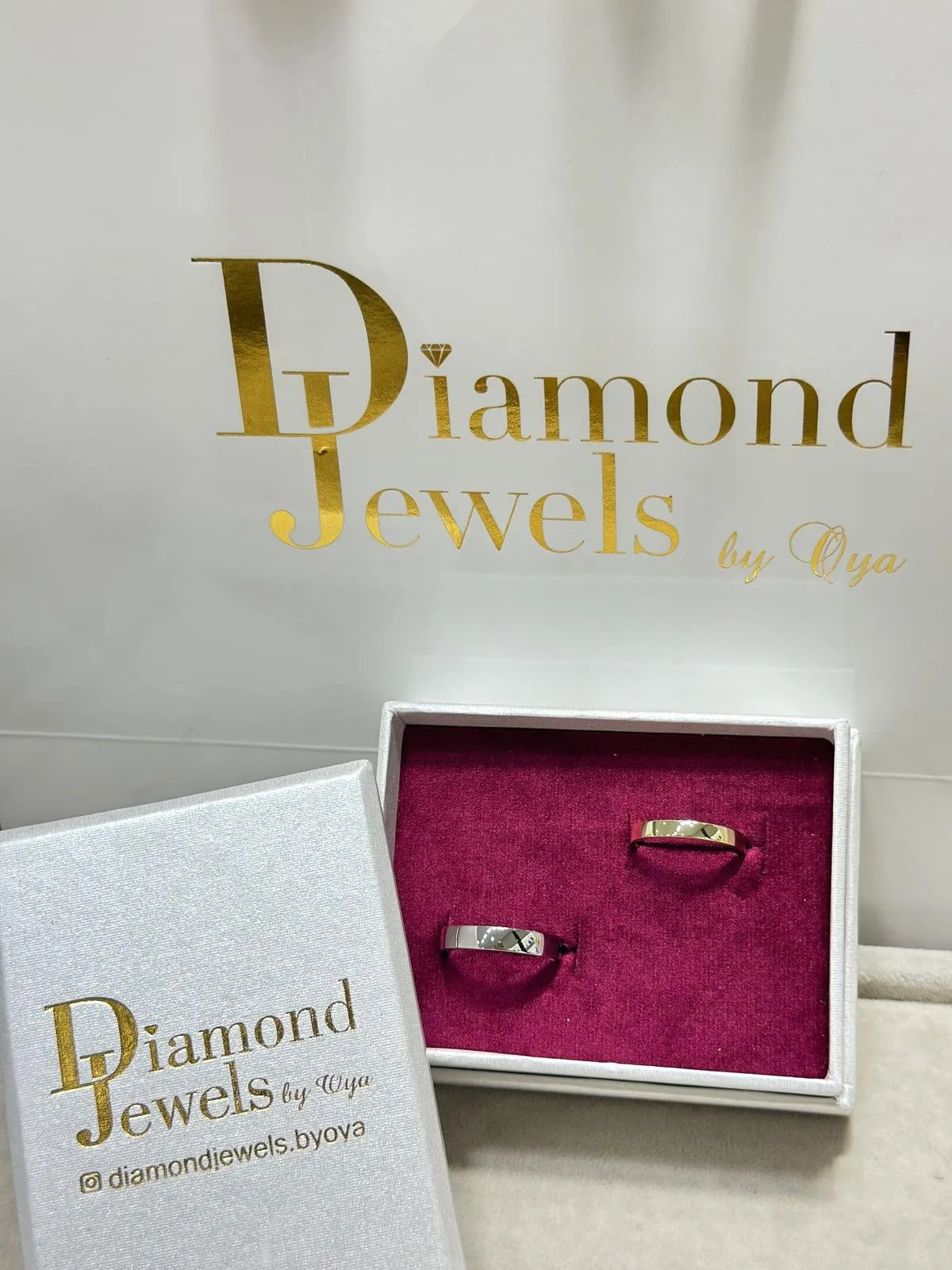 Eheringpaar in einer Box vor der Diamond-Jewels-Tasche