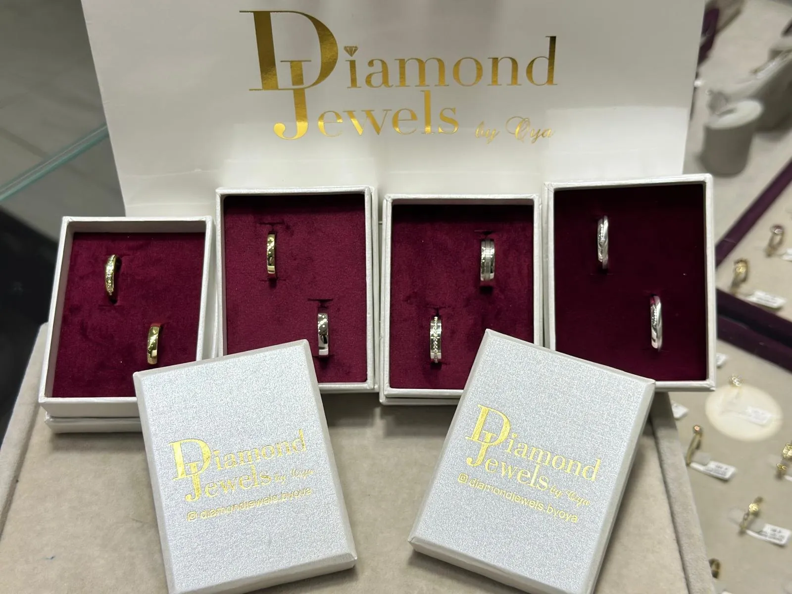Vier Paar Eheringe in Etuis mit Diamond-Jewels-Schachteln