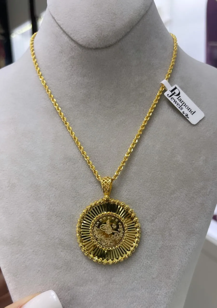 Goldkette mit großem Münzanhänger aus 22 Karat Gold auf einer Büste