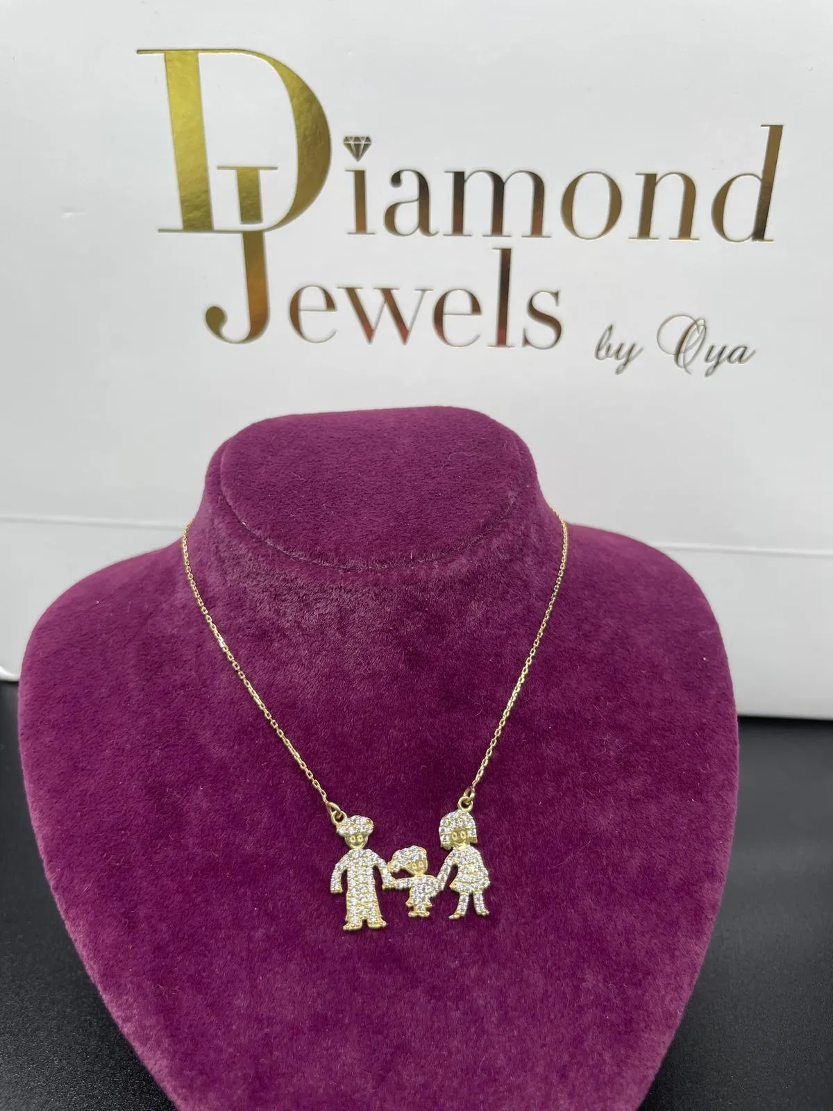 Goldkette mit Familienanhänger aus drei Figuren