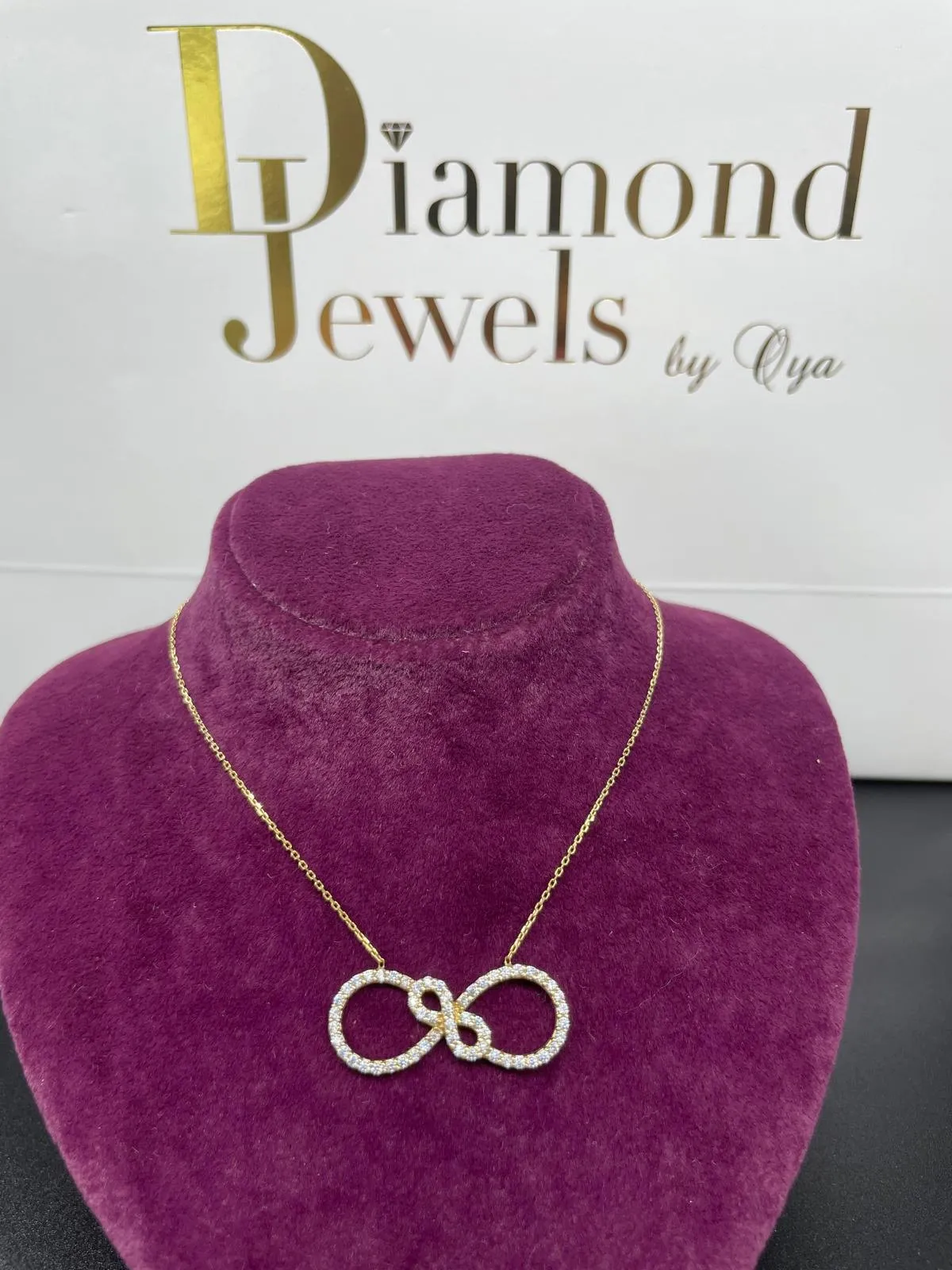 Goldkette mit Unendlich-Zeichen und Steinbesatz