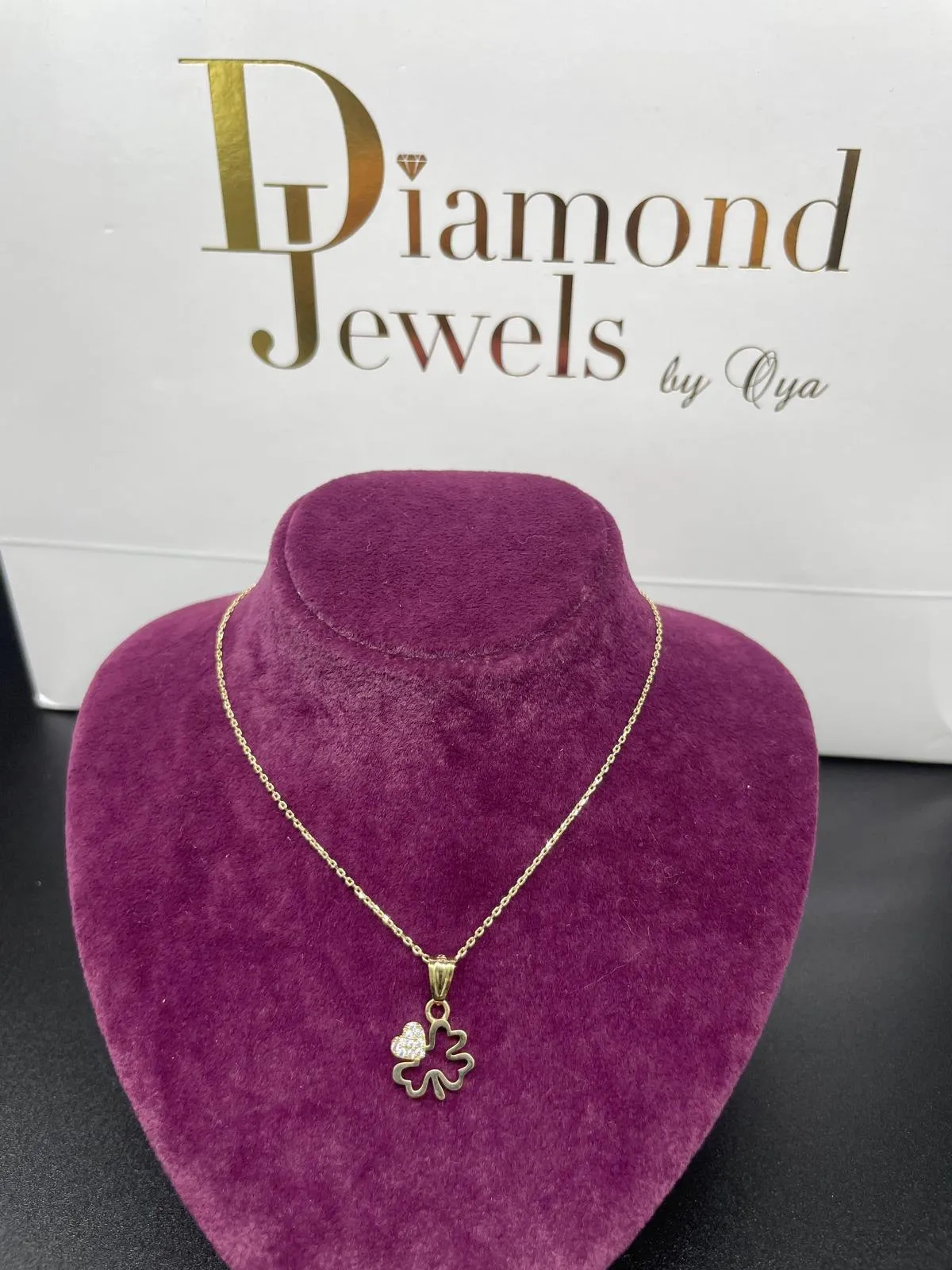 Goldkette mit Kleeblatt-Anhänger und kleinem Herz