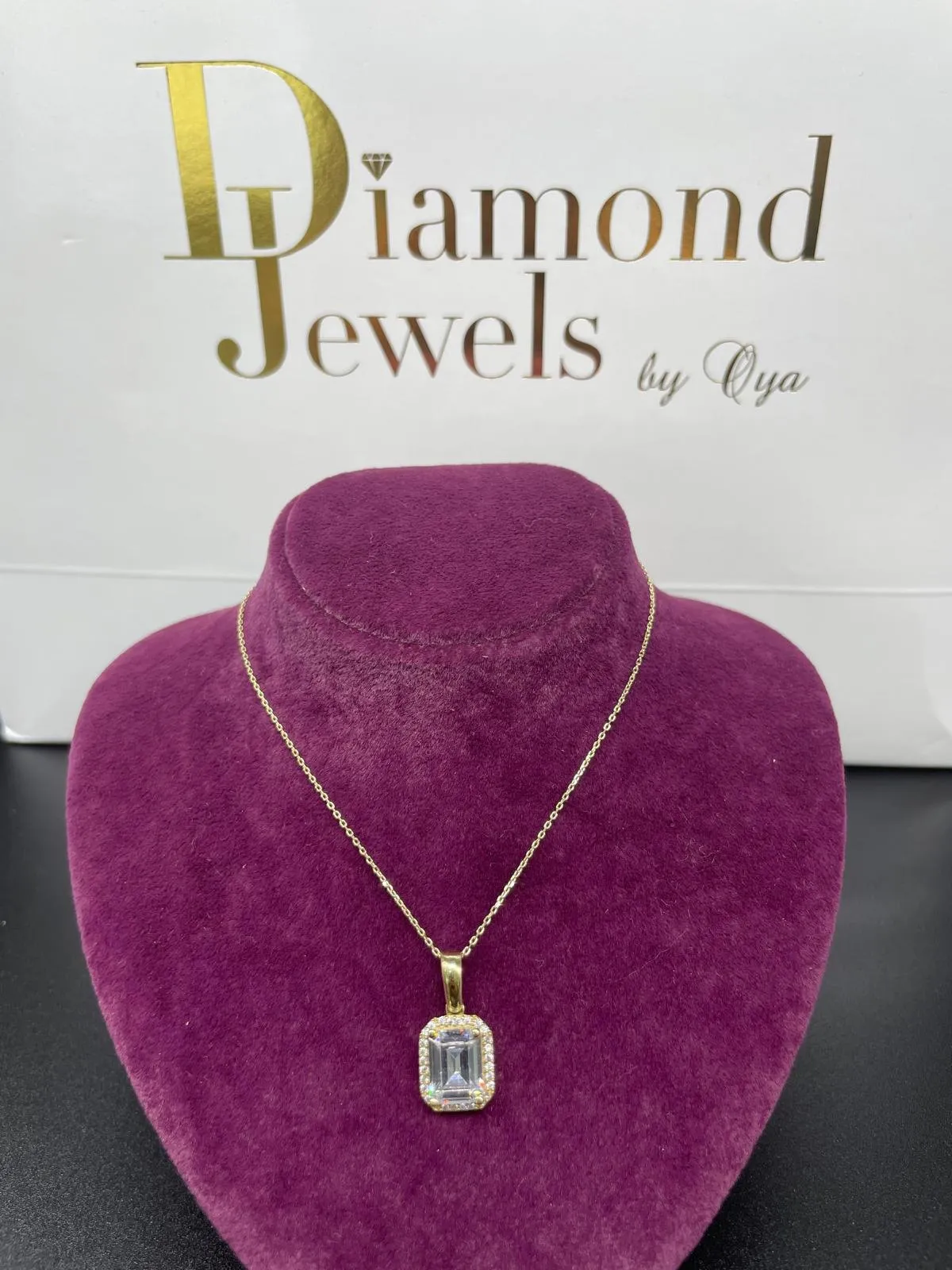 Goldkette mit Anhänger im Smaragdschliff