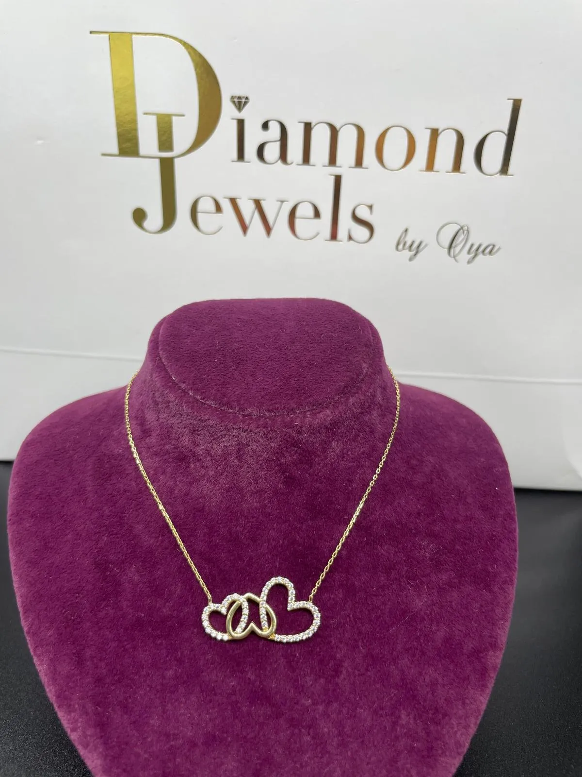 Goldkette mit zwei verbundenen Herzen