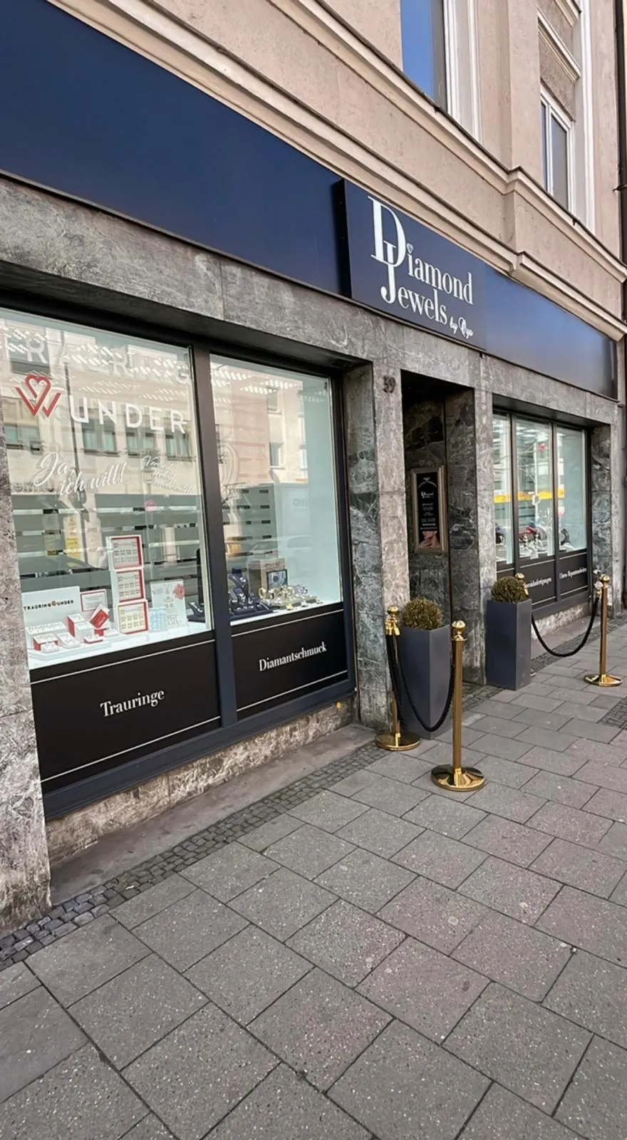 Außenansicht des Geschäfts Diamond Jewels by Oya in der Laugingerstraße 2 in Augsburg