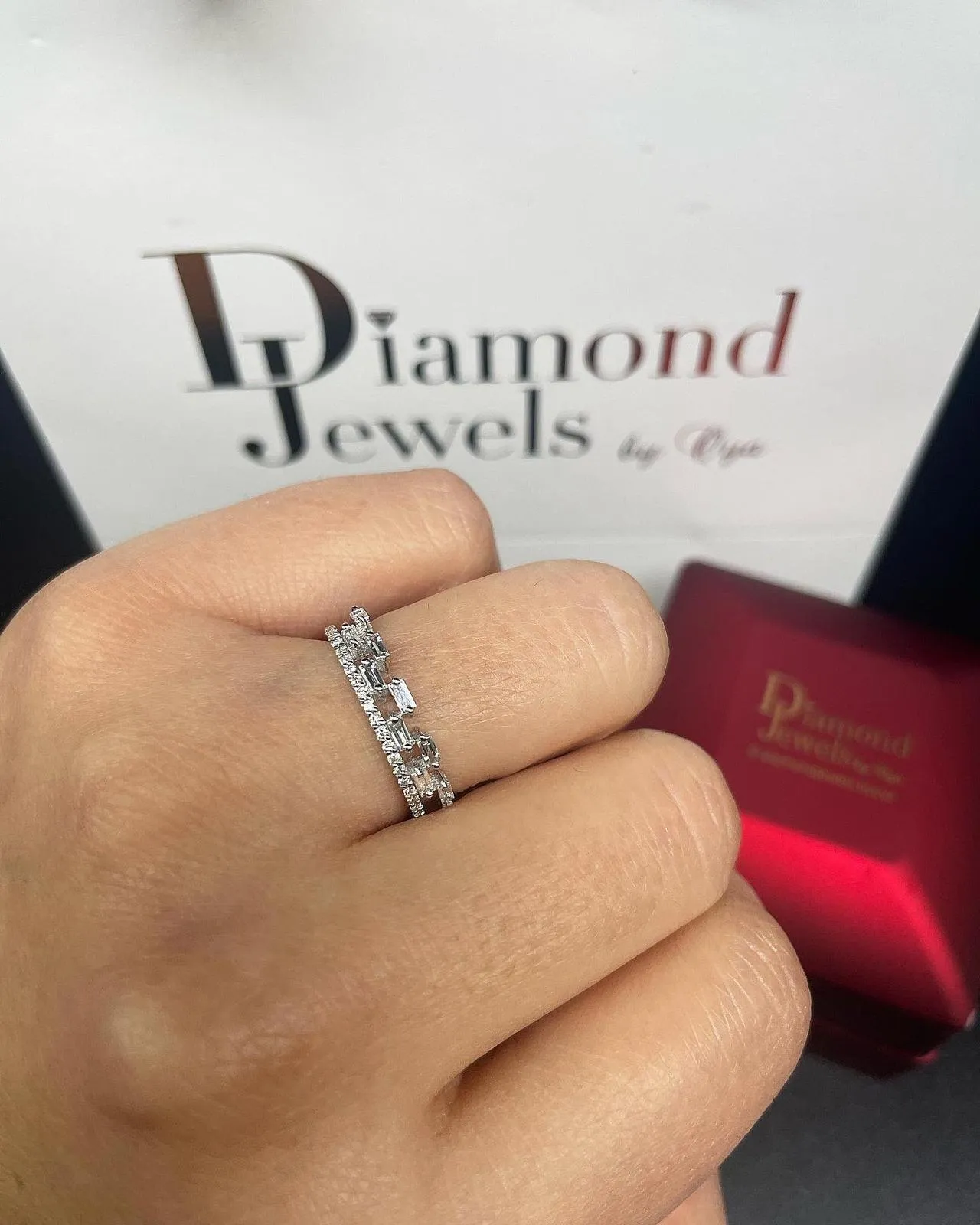 Weißgoldring mit zwei Steinreihen an der Hand