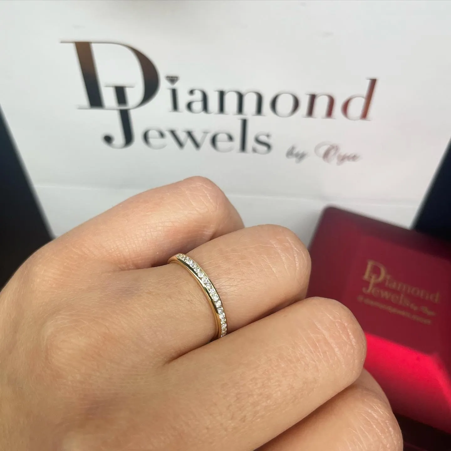 Schmaler Memoire-Ring in Gelbgold an der Hand