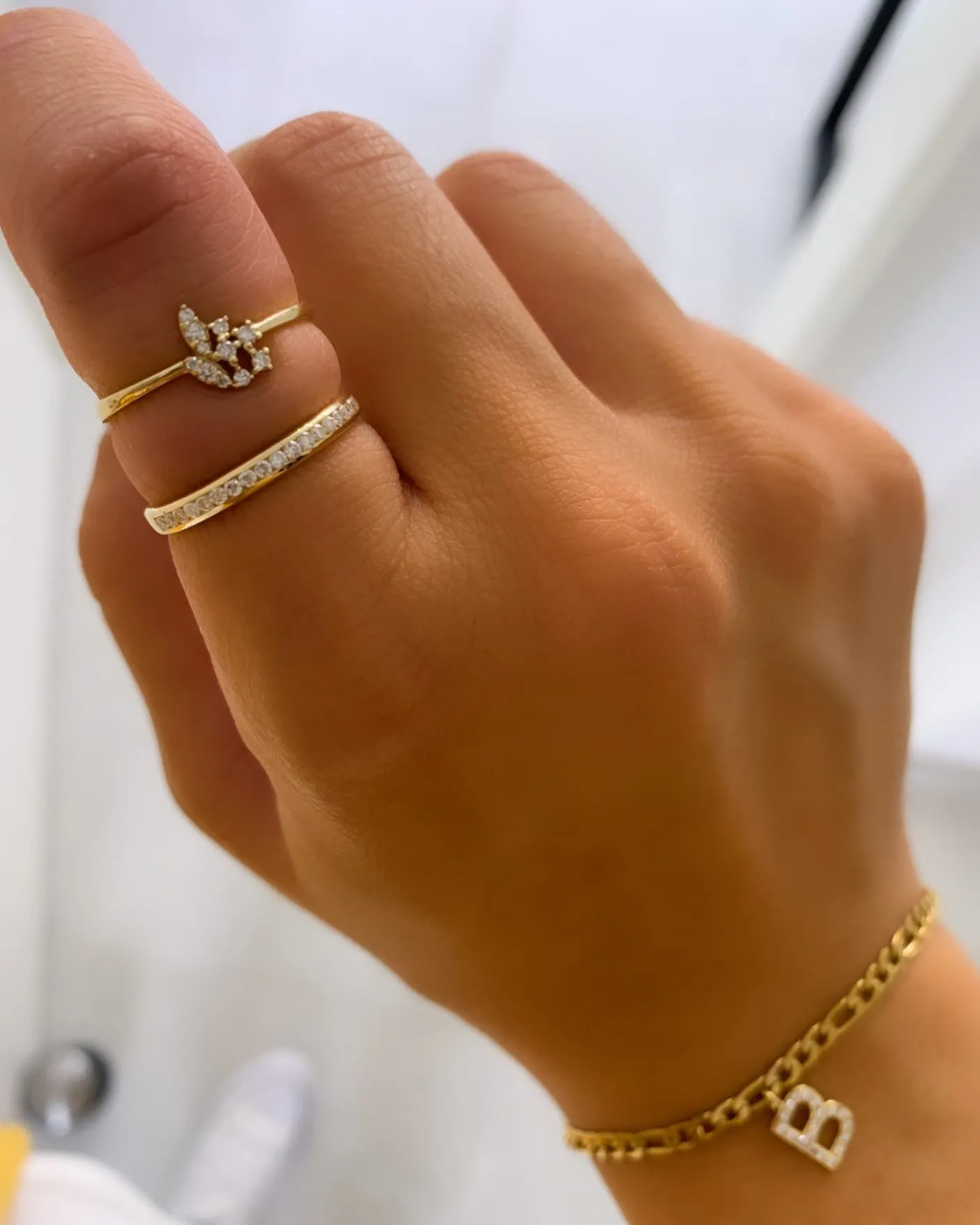 Hand mit zwei zierlichen Goldringen