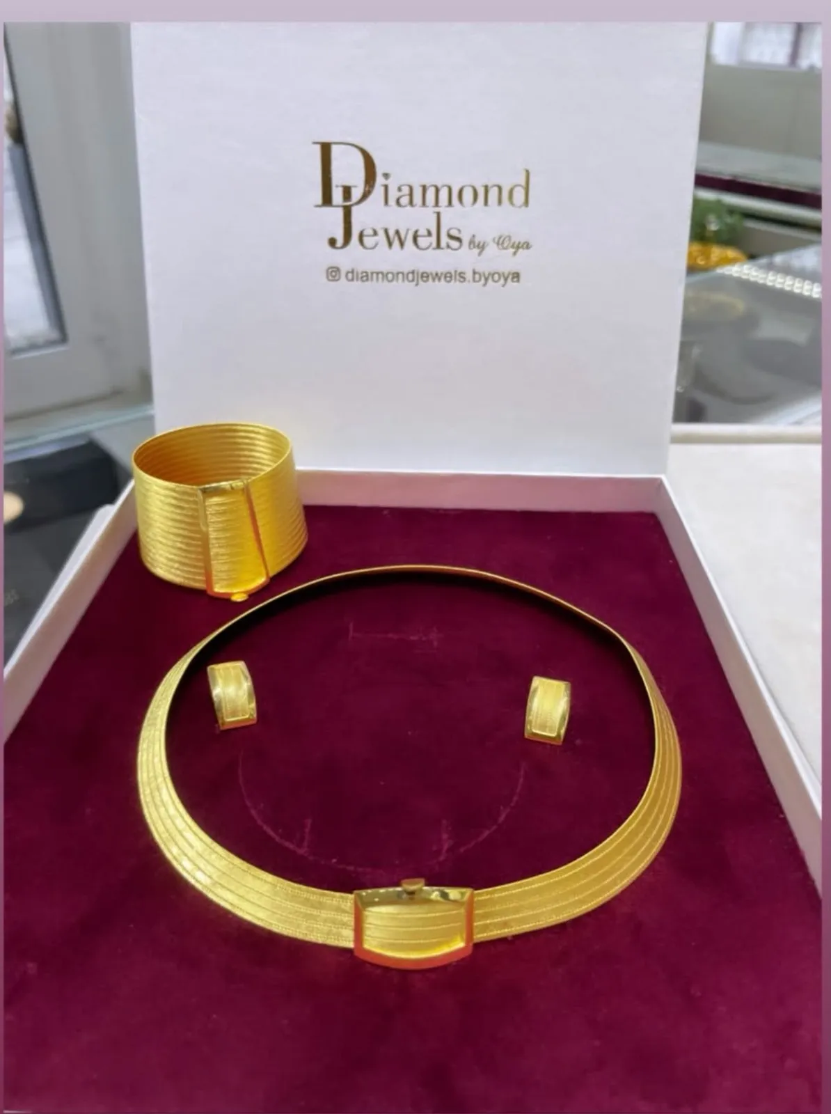 Goldener Halsreif, Armreif und Ohrringe in einer Schmuckschatulle