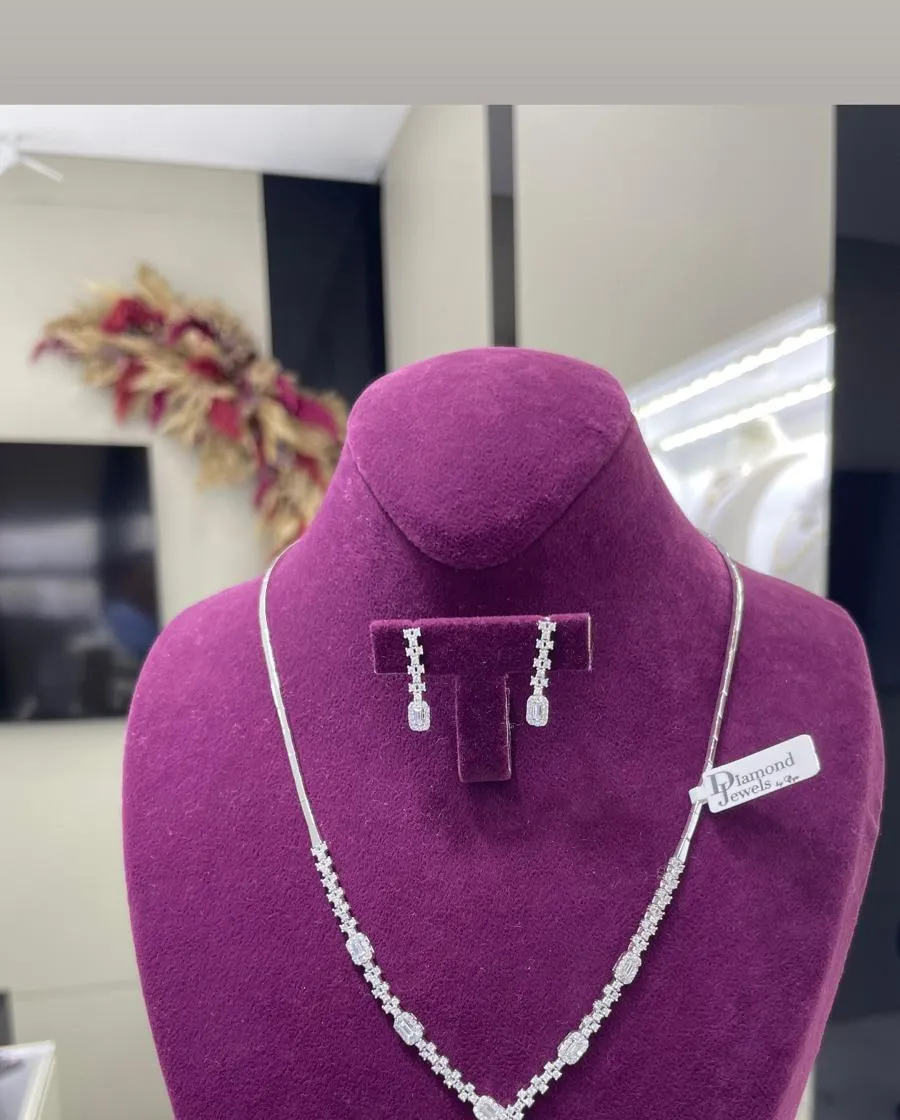 Set aus Halskette und Ohrringen in 14 Karat mit Zirkonia auf einer Samtbüste