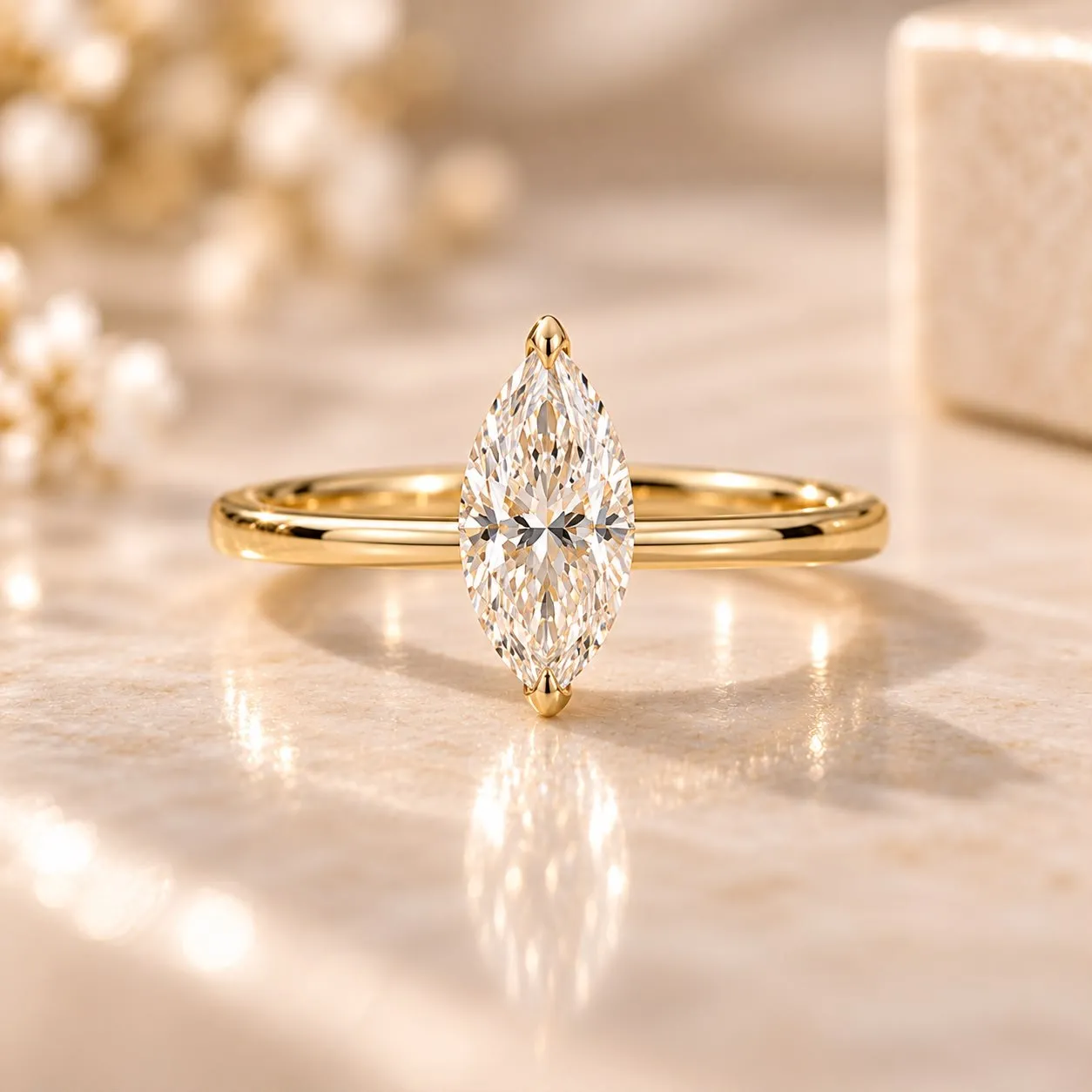 Verlobungsring in Gelbgold mit Diamant im Marquise-Schliff